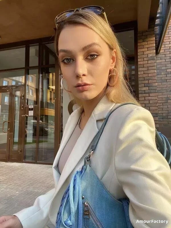 Valeria, 33